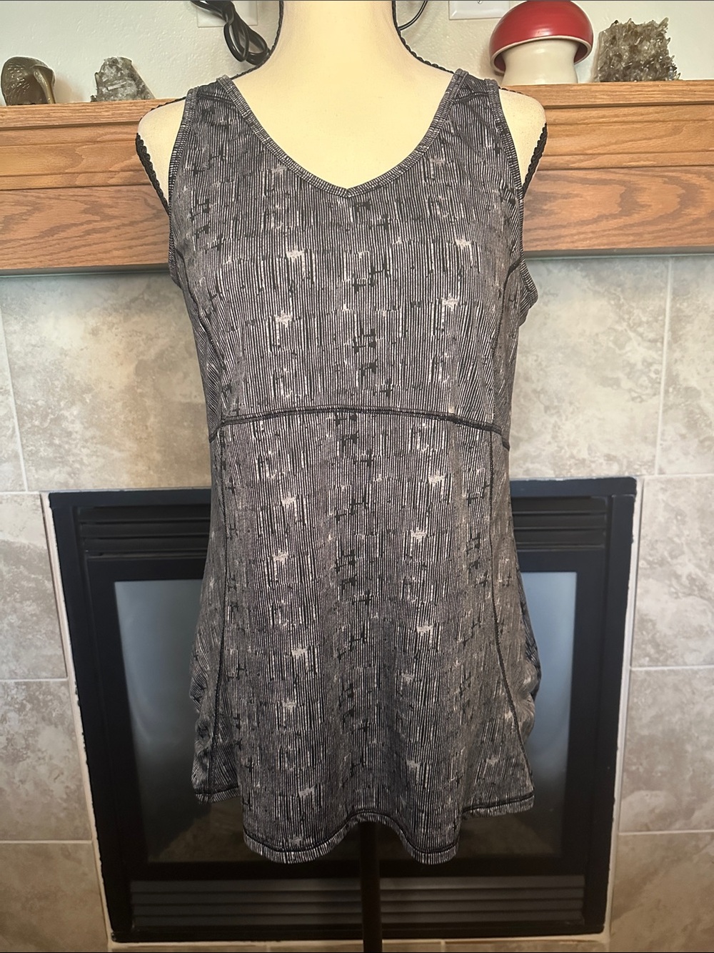 GAIAM Women’s Racerback V-Neck Athletic Yoga Tank Top with Built in Bra Size XL